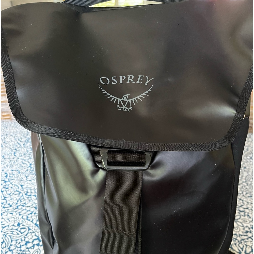 OSPREY Black Backpack Sleek Minimalist Weather-Resistant